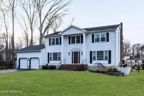 7 Richard Ct, Manalapan, NJ 07726