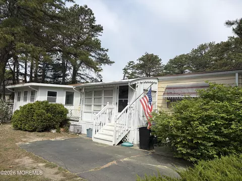 10 Seagull Ct, Whiting, NJ 08759