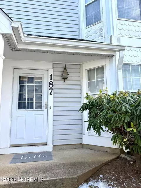 187 Tulip Ln, Freehold, NJ 07728