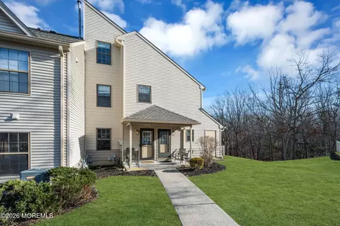 310 Larkspur Ln, Jackson, NJ 08527