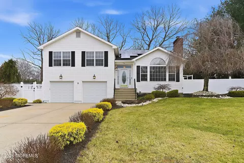 2 Weasel Creek Ct, Howell, NJ 07731