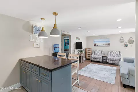 111 W 18th St #2, Ship Bottom, NJ 08008