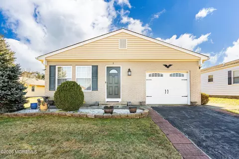 2 Virgin Islands Dr, Toms River, NJ 08757