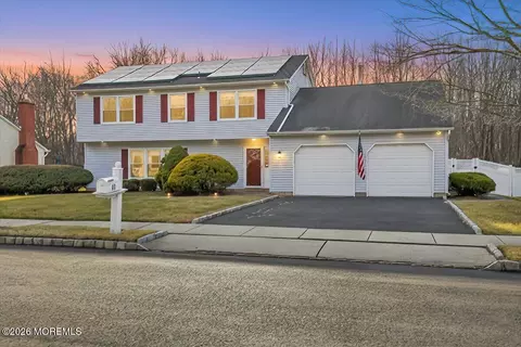 11 Millburn Ct, Old Bridge, NJ 08857