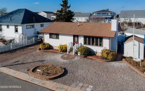 4 Rona Ln, Beach Haven West, NJ 08050