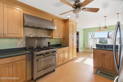 Kitchen - 1105 Shore Dr, Brielle, NJ 08730 photo 4 of 5