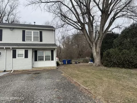 15 Saylors Pond Rd, Wrightstown, NJ 08562