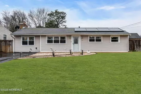 31 Colgate Dr, Toms River, NJ 08757