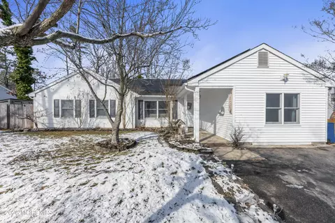 8 Tanglewood Dr, Barnegat, NJ 08005