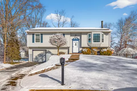 102 Tarnov Ct, Manchester, NJ 08759