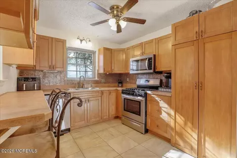 Kitchen - 95 Azalea Cir, Jackson, NJ 08527 photo 2 of 2