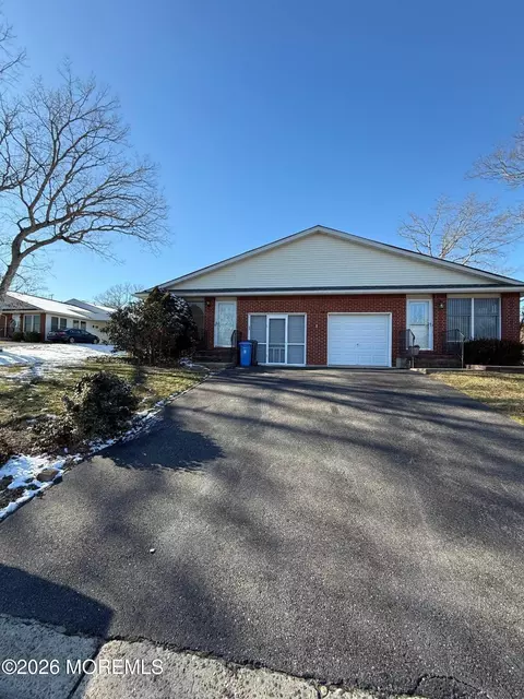18 Magnolia Rd, Manahawkin, NJ 08050