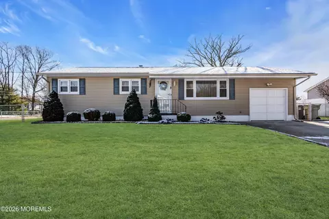20 Fairwood Dr, Bayville, NJ 08721