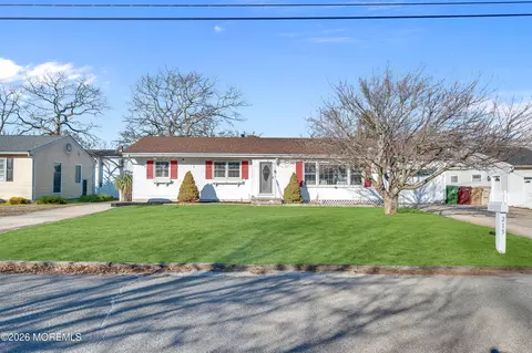 215 Lakewood Ave, Bayville, NJ 08721