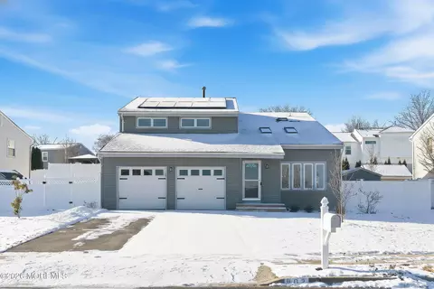 902 Pioneer Dr, Brick, NJ 08724