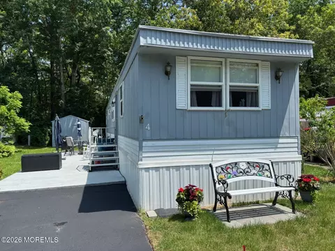 4 Alexander Ave, Jackson, NJ 08527