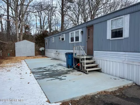 4 Alexander Ave, Jackson, NJ 08527