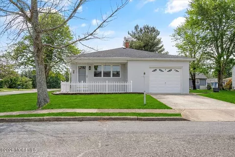 2 Van Gogh St, Toms River, NJ 08757