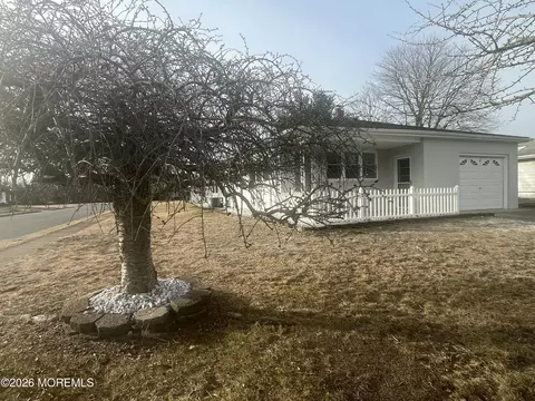 2 Van Gogh St, Toms River, NJ 08757