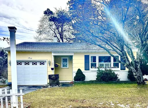 3 Caldwell Dr, Toms River, NJ 08757