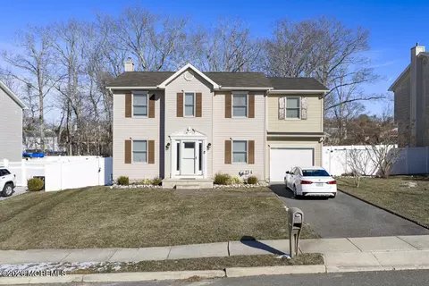 18 Cannonball Dr, Barnegat, NJ 08005