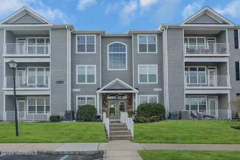 617 Saint Andrews Pl, Manalapan, NJ 07726