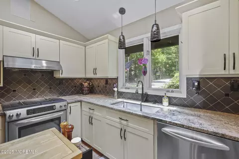 Kitchen - 846 William Dr, Brielle, NJ 08730 photo 6 of 7