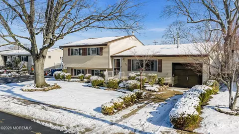 20 Cornell Dr, Hazlet, NJ 07730