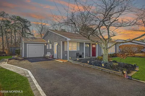 13 Cranberry Dr, Tinton Falls, NJ 07753