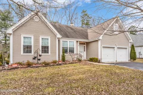 19 Crown Cir, Lakewood, NJ 08701