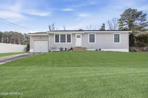 17 Bass Pl, Howell, NJ 07731