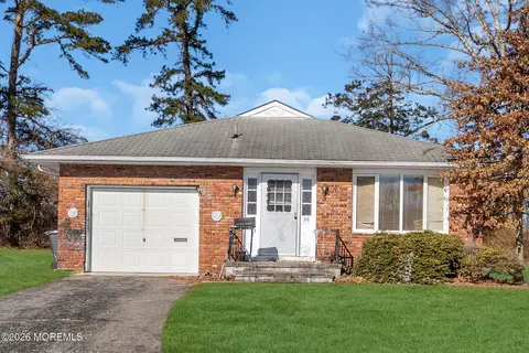 95 Larkspur Ct, Toms River, NJ 08755