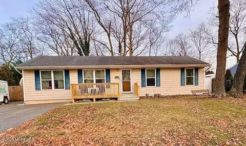 25 Chain Blvd, Bayville, NJ 08721