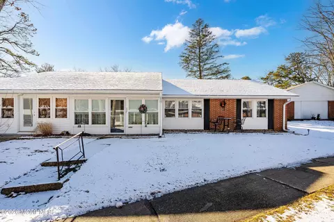 486 Thornbury Ct # B, Lakewood, NJ 08701