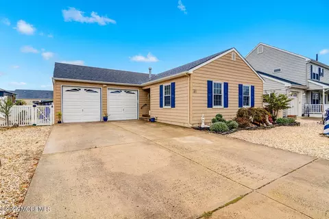 61 Yardarm Ct, Bayville, NJ 08721