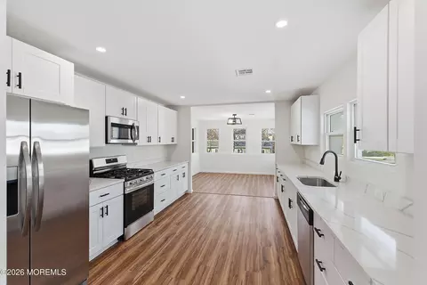 67 Maple St, Beachwood, NJ 08722