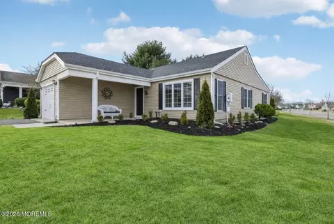 10 Woodstock Ln, Manchester, NJ 08759