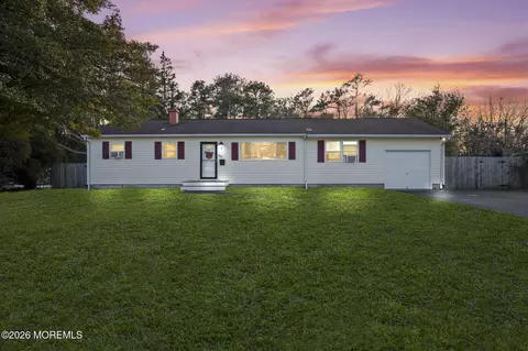 6 Hollywood Dr, Brick, NJ 08723