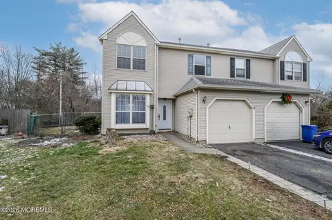 14 Ravenwood Ct, Freehold, NJ 07728