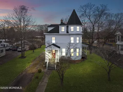 43 Main St, Englishtown, NJ 07726