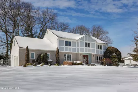 31 Verrazano Dr, Middletown, NJ 07748