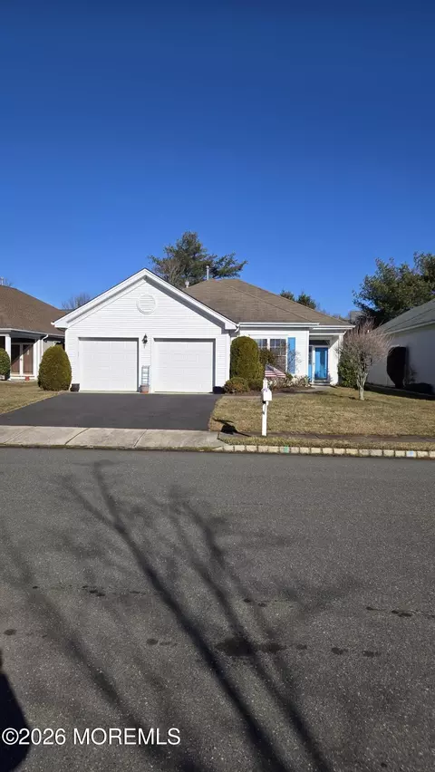 33 Greenways Ln, Lakewood, NJ 08701