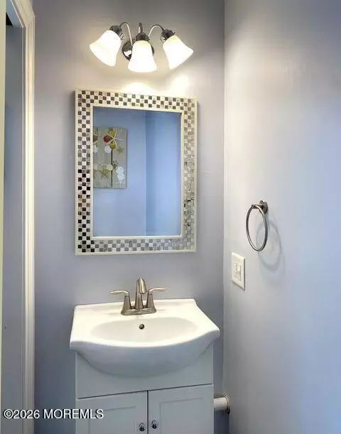 Bath - 18 Meadowbrook Ave, Rumson, NJ 07760 photo 1 of 2
