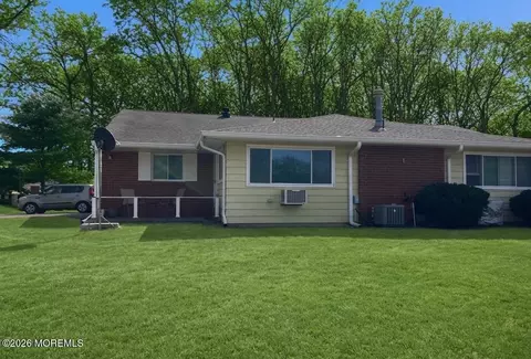 1 W B W Lake Dr, Manchester, NJ 08759