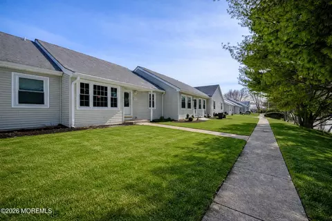 80 Parkway Dr #D, Freehold, NJ 07728