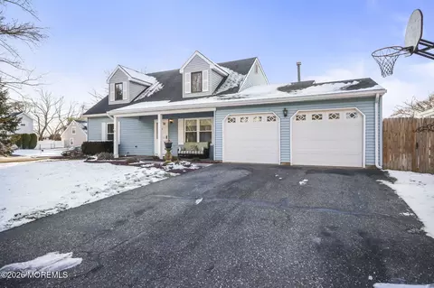31 Sweetbriar Trl, Howell, NJ 07731