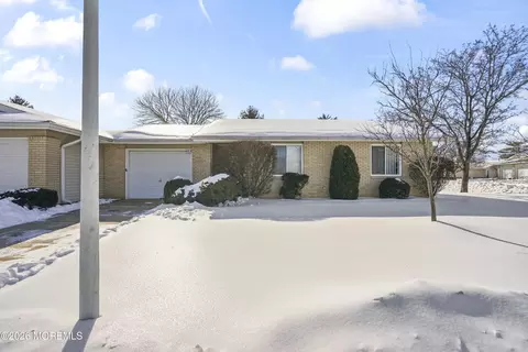 419 Andover Dr #419B, Monroe, NJ 08831