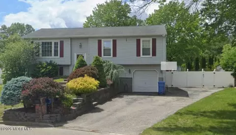 105 Conrad Ct, Manchester, NJ 08759