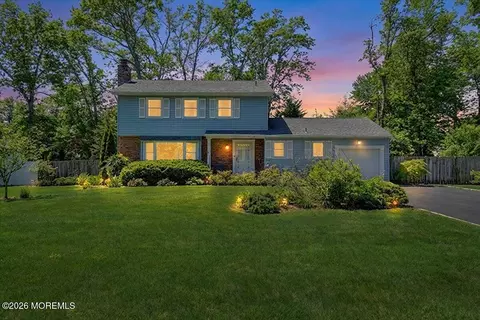 31 Bunker Hill Dr, Manalapan, NJ 07726