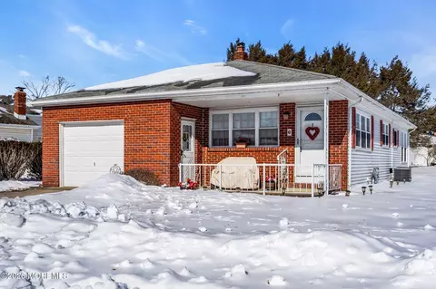 6 Falmouth St, Toms River, NJ 08757